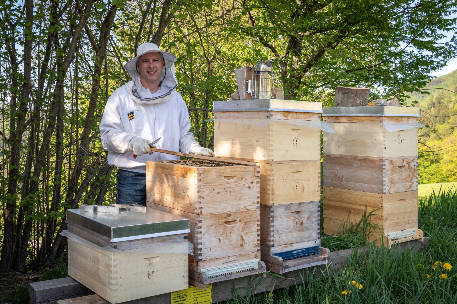 Franz Ramel bei den Bienenstoecken